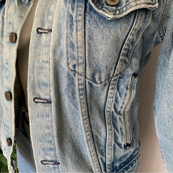 v i n t a g e :: Levis Denim Jacket Distressed Light Wash - Picture 10 of 15